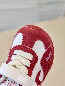 Zapatillas deportivas retro para niños pequeños con bloques de color rojo y blanco, suela blanda antideslizante y cierre de gancho y bucle - Rosa Fucsia - Ver 7