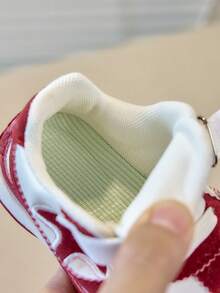 Zapatillas deportivas retro para niños pequeños con bloques de color rojo y blanco, suela blanda antideslizante y cierre de gancho y bucle - Rosa Fucsia - Ver 9