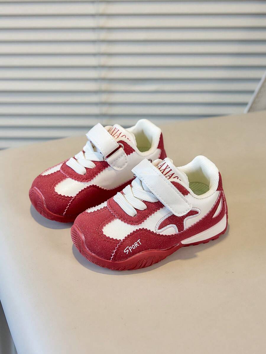 Zapatillas deportivas retro para niños pequeños con bloques de color rojo y blanco, suela blanda antideslizante y cierre de gancho y bucle - Rosa Fucsia - Ver 1