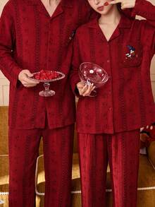 Gongdie 2 piezas/Set Pijama de Pareja Disney Mickey Mouse para Hombre, Ropa de Estar en Casa Texturizada de Color Burdeos Primavera/Otoño con Estampado de Dibujos Animados y Bolsillos - Rojo - Ver 1
