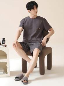 男士夏季短袖短裤睡衣套装（两件套），透气吸湿，圆领刺绣T恤搭配条纹短裤，轻便家居服 - 灰色 - 查看 1