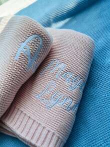 客製化刺繡針織毯，嬰兒車蓋毯，包巾，午睡毯，沙發披毯，個性化刺繡標誌，可機洗，可手洗（姓名/首字母/文字/日期/祝福），柔軟舒適，適合四季，居家、床鋪、旅行，情人節禮物，床罩，沙發毯，現代刺繡設計/午睡毯，便攜|時尚|柔軟觸感，週年紀念 - 彩色 - 查看 5