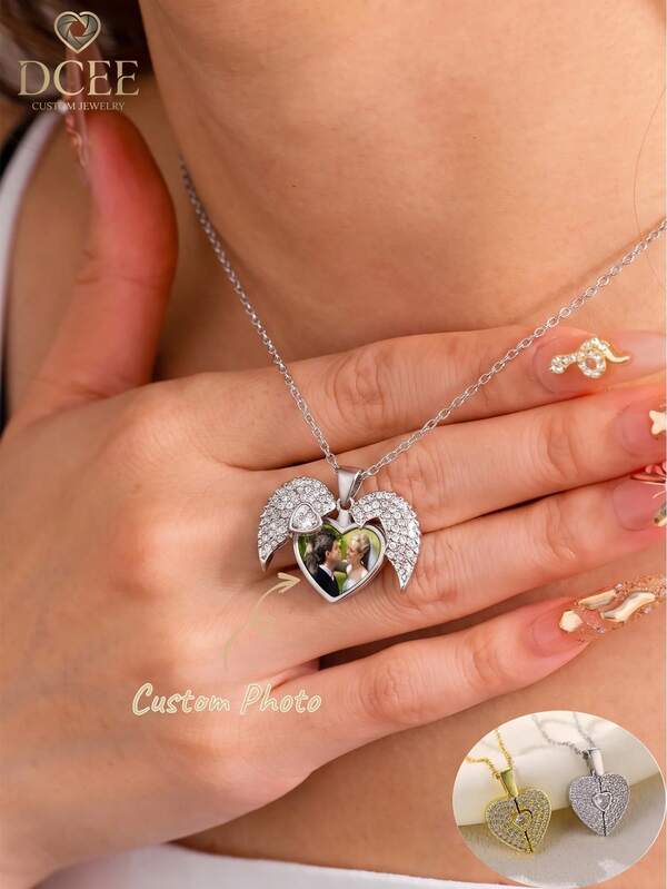 1PC Pet Paw Print Embossed Heart Flip Photo Locket Necklace, Gold/Silver Dual Color Optional, Pendant Surface Engraved With Cute Dog Paw Print Pattern, Double Compartment Inside Can Hold 1-2 Pet Portrait Photos, Delicate O-Shaped Thin Chain Gentle And Versatile, Supports Additional Laser Engraving Of Name And Commemorative Short Phrase On Outer Shell, Preserve Fur Baby Images, Pet Memorial, Pet Birthday Gift, DIY Personalized Niche Heartfelt Collarbone Jewelry, Carrying Exclusive Memories With Pets, Atmospheric Commemorative Accessory