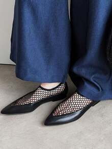 Korean Style Relaxed Black Leather Square Grid Mesh Hollow Pointed Toe Shoes, Minimalist Chic Commuter Style, Versatile Flat Shoes For Draped Denim Pants - Black - View 6