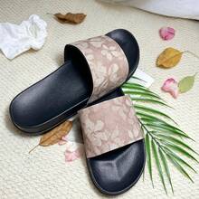 Sandálias Slide Masculinas Vintage com Estampa Floral Escura, Sola Macia Antiderrapante, Chinelos Casuais para Uso Interno e Externo - Caqui - Visão 3
