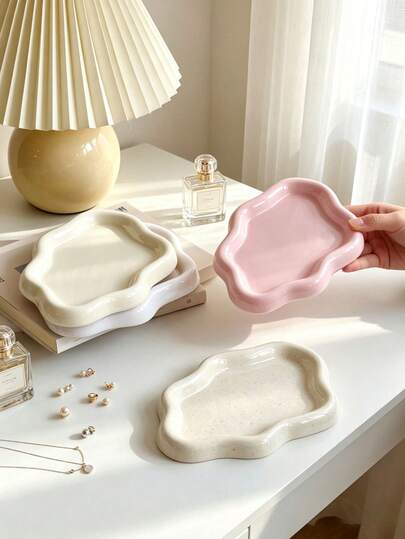 This Elegant Cloud-Shaped Plastic Tray, With A Minimalist And Fashionable Single-Layer Design, Can Be Used As A Jewelry And Accessory Storage Tray, A High-End Jewelry And Perfume Display Stand, Or A Stylish Key Holder, Suitable For Home, Living Room, Or Office. It Is A Perfect Gift For Weddings, Easter, And Valentine's Day, Creating A Fashionable Atmosphere And Enhancing The Style Of Any Space, Suitable For Various Holidays And Celebration Occasions. This Unique Tray Can Elevate The Style Of Your Home And Is A Must-Have Item For Every Fashionable Household.