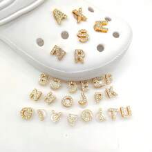 Bộ 26 chiếc charm chữ bằng đá pha lê giả màu vàng ánh kim, thích hợp cho giày dép tự làm (clogs, sandal), quà tặng sinh nhật/lễ hội hoàn hảo, quà tặng bạn bè nhân dịp tựu trường, phụ kiện thời trang tối giản. - Vàng (có khóa cài ở đáy) - Xem 2