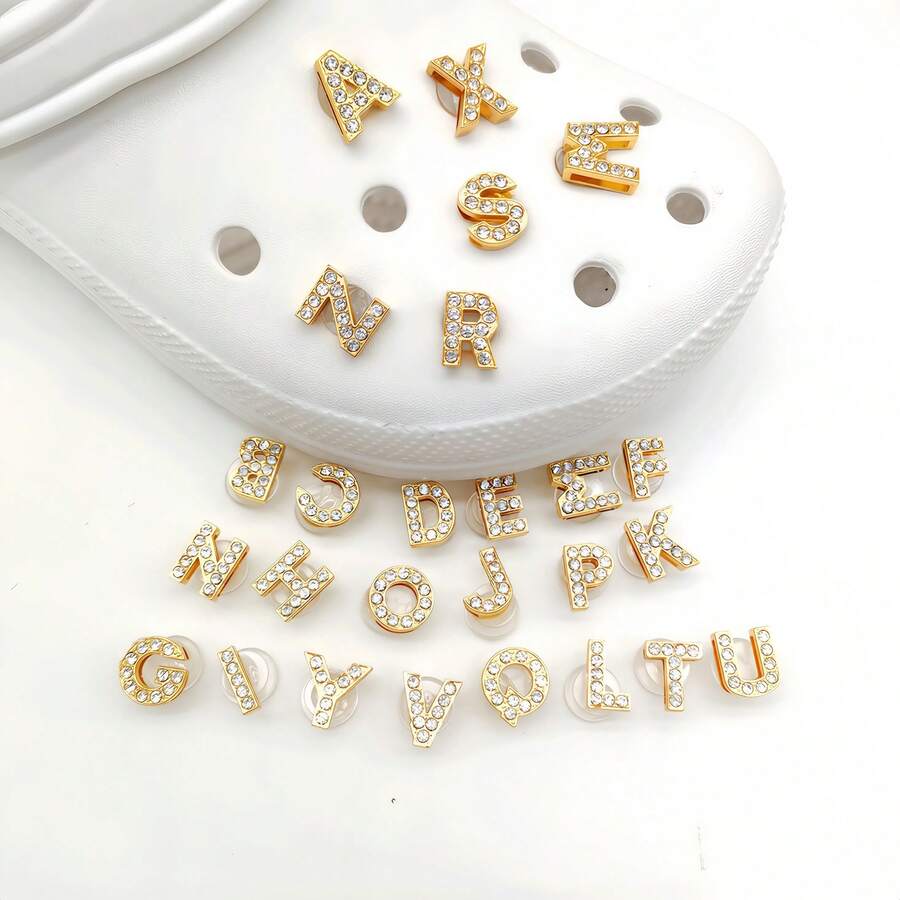 Bộ 26 chiếc charm chữ bằng đá pha lê giả màu vàng ánh kim, thích hợp cho giày dép tự làm (clogs, sandal), quà tặng sinh nhật/lễ hội hoàn hảo, quà tặng bạn bè nhân dịp tựu trường, phụ kiện thời trang tối giản.