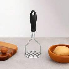 Espremedor E Amassador Manual Para Batata Mandioca E Feijão Em Aço Inoxidável Durável - Preto - Visão 4