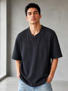 1件男士白色寬鬆短袖T恤，直條紋紋理，小V領立領，寬鬆重磅百褶針織面料，成熟極簡風，適合夏季通勤與休閒穿著。版型偏大，建議選小一號以獲得更佳合身感 - 黑色 - 查看 2