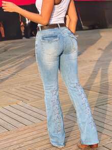 Calça Jeans Flare Azul Claro Retrô Y2K Feminina, Decorada com Bordado e Detalhes de Patch Desgastado, Estilo Casual Fashion Sem Cinto - Lavagem clara - Visão 4