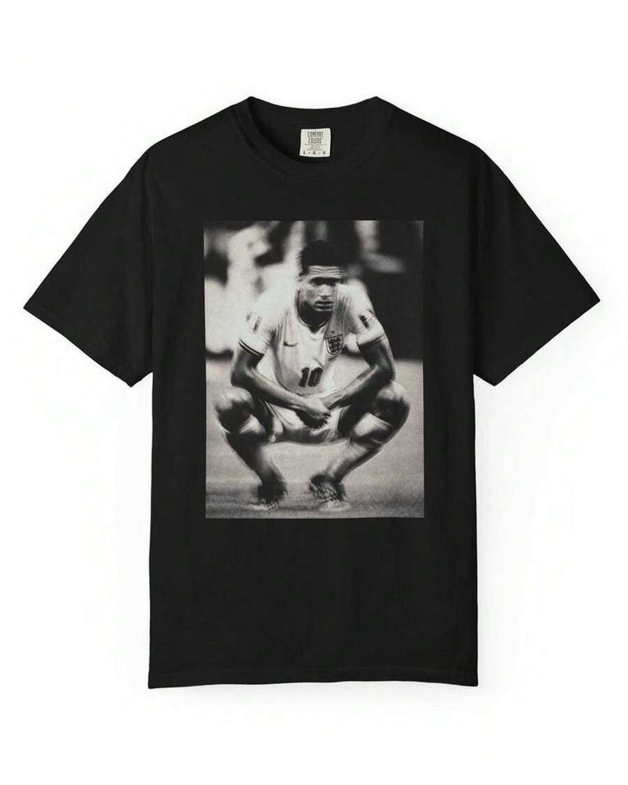 Camiseta de Fútbol Minimalista Estilo Vintage de la Copa del Mundo, Estampado Clásico, Cuello Redondo de Algodón, Camiseta Unisex de Verano - Negro - Ver 1
