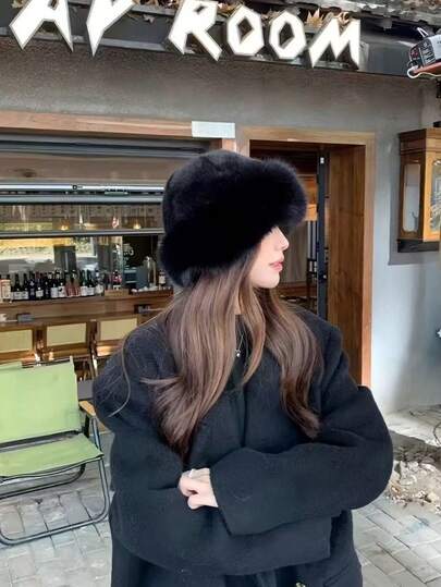 Chapéu de Pelúcia Quente Feminino para Outono/Inverno, Chapéu Decorativo de Estilo Mongoliano Grosso e Fashion, Chapéu Versátil, Estilo de Chapéu de Artesanato Premium, Adequado para Viagens ao Ar Livre em Clima Frio, Acessório de Cabeça de Boutique de Alta Qualidade