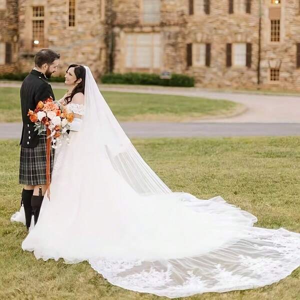 Véu de Noiva Catedral Elegante de 2 Camadas com Lantejoulas e Acabamento em Renda - Véu de Noiva Longo Branco Cintilante, Inclui Pente para Fácil Estilização, Adequado para Noivado, Casamento