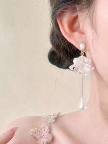 1Pair Of Green Floral Clip-On Earrings – Ethereal Twisted Metal Design, For Women (No Piercing Required) - White - View 4