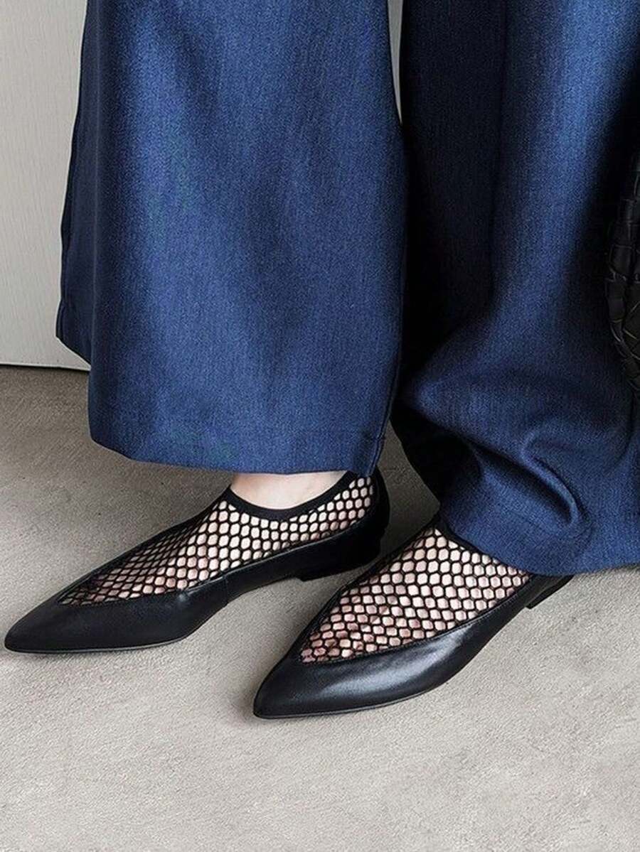 Korean Style Relaxed Black Leather Square Grid Mesh Hollow Pointed Toe Shoes, Minimalist Chic Commuter Style, Versatile Flat Shoes For Draped Denim Pants - Black - View 1