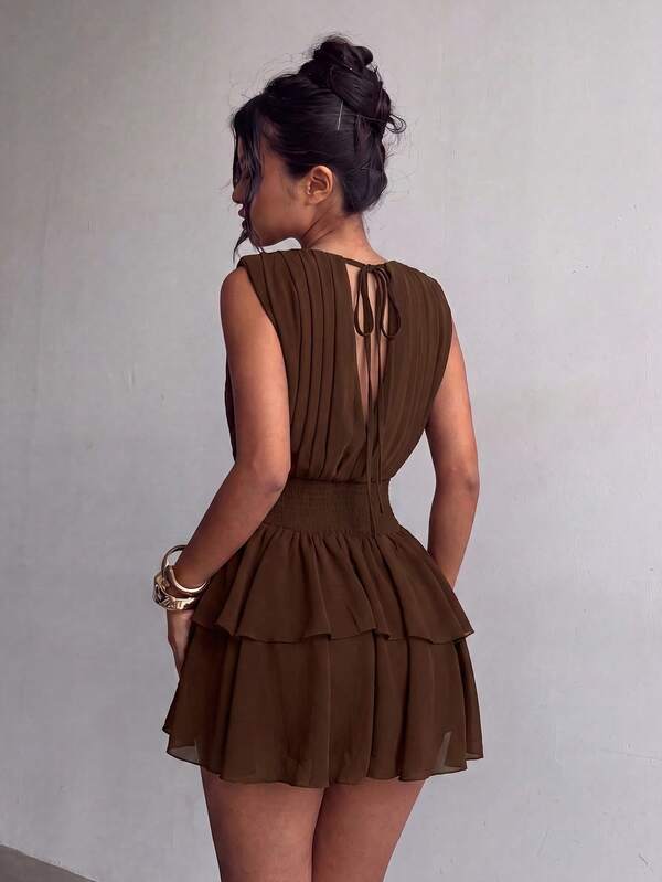 Elegante vestido mini sin mangas de gasa marrón, corpiño fruncido, bajo con volantes en capas, adecuado para vacaciones de verano, salidas de otoño, días festivos, ceremonias de graduación