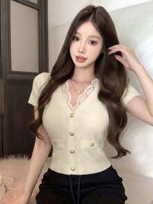 Cárdigan de manga corta con cuello en V, parches de encaje y botones metálicos, estilo primavera/verano. Top de punto sexy y elegante - Albaricoque - Ver 2