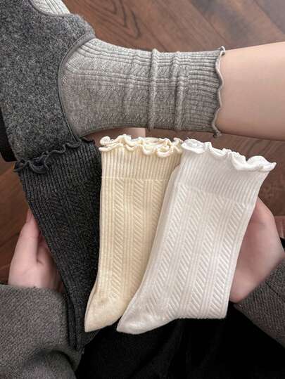 4 Pairs Women's Mid-Calf Socks, Fashionable White & Black Slouch Socks, All-Season Popular Long Socks, Soft Breathable Non-Constricting Student Socks, Essential White Socks For Autumn, Versatile For Travel (Random Color).