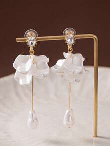1Pair Of Green Floral Clip-On Earrings – Ethereal Twisted Metal Design, For Women (No Piercing Required) - White - View 2