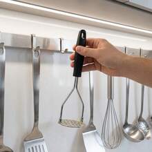 Amassador De Legumes E Batatas Resistente Em Aço Inox Com Cabo Preto Antiderrapante - Preto - Visão 4