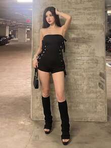 女款俐落黑色無肩帶連身衣，短版貼身連身褲，聚酯纖維材質，無袖設計搭配時尚側邊鏤空，打造前衛造型 - 黑色 - 查看 2