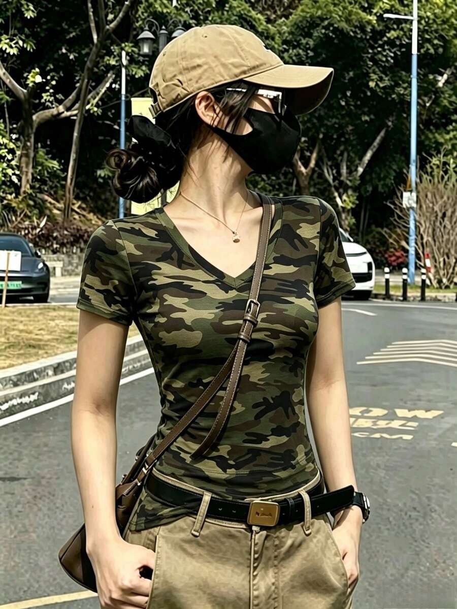 1件女款圓點圓領短袖T恤,修身短版上衣,適合春夏休閒穿著 - 軍綠色 - 查看 1