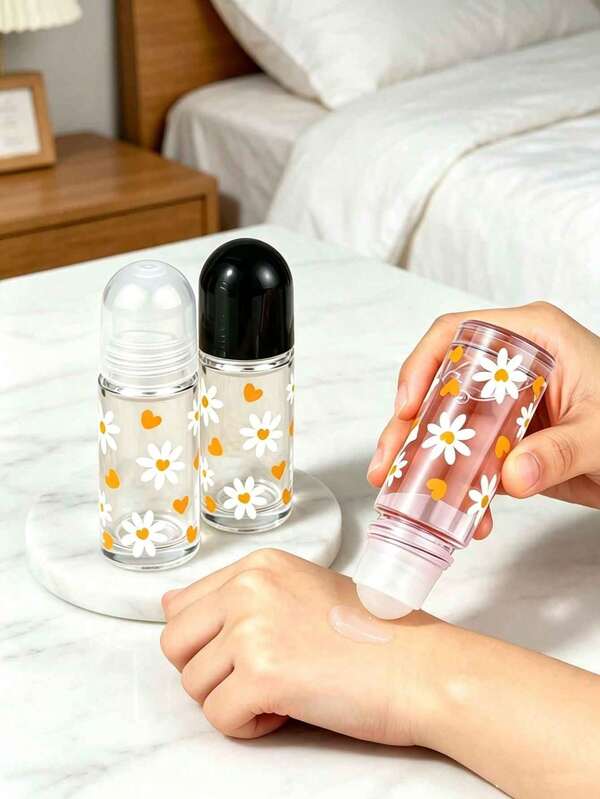 Botella dispensadora de bola rodante de vidrio transparente, dispensación de productos de desodorante DIY, desodorante antitranspirante, recarga de aceite esencial antitranspirante, dispensación de aceite esencial de desodorante, patrón de margarita minimalista y discreto impreso en la botella, viene con embudo dispensador dedicado, sin derrames durante el llenado, reutilizable y recargable, sello a prueba de fugas, ligero, se ajusta fácilmente en mochila, bolsa de maquillaje, bolsillo, adecuado para varios escenarios al aire libre.