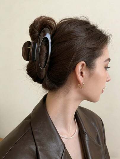 1 pieza Pinza de pelo ovalada hueca para mujer, diseño de pinza de pelo asimétrico, accesorio de pelo color marrón chocolate, pinza de pelo de moda clásica de alta gama, adecuada para cabello grueso o voluminoso, aplicable para peinados semirecogidos o totalmente recogidos, pinza de pelo elegante, esencial para vacaciones de verano en la playa