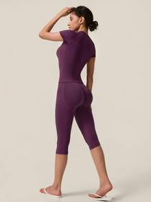 TimeOff Conjunto de mujer de un solo color sin costuras con cuello redondo, manga corta, cintura acanalada y pantalones de largo medio para gimnasio, correr y entrenamiento - Morado - Ver 8