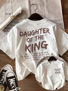 Top casual de verano para mujer, con diseño estampado de doble cara que muestra un estilo caligráfico y el texto "Daughter of Kings", combinado con una camiseta de manga corta de cuello redo - Blanco - Ver 1