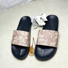 Sandálias Slide Masculinas Vintage com Estampa Floral Escura, Sola Macia Antiderrapante, Chinelos Casuais para Uso Interno e Externo - Caqui - Visão 1