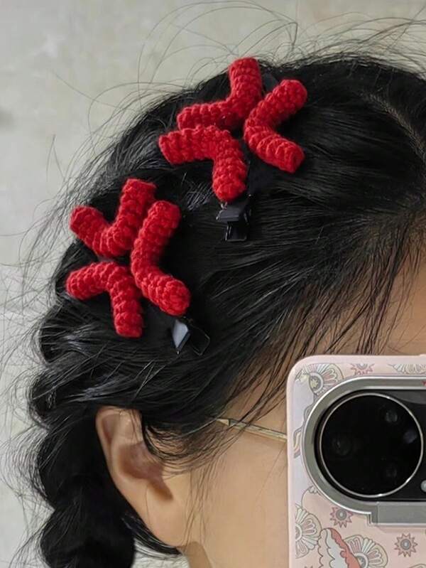 1PC Cute Plush Angry Expression Hair Clip, Party Funny Angry Expression Yarn Duck Clip, Suitable For Women's Use Interesting Cartoon Duck Clip, Solid Color Design, Simple Style Angry Shape Hair Clip, Suitable For Side Fixing, Angry Hair Clip Creative Funny Crochet Yarn Headpiece Clip Side Clip, Cute Party Hair Accessory Gift, Impatient Angry Hair Clip, Back To School Season Student Essential Hair Accessory, Autumn/Winter Plush Hair Clip Hair Accessory