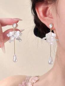 1Pair Of Green Floral Clip-On Earrings – Ethereal Twisted Metal Design, For Women (No Piercing Required) - White - View 3