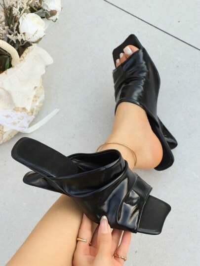 2026 Summer Fashion New Elegant Comfortable Versatile Minimalist Slip-On Square Toe Open Toe Asymmetric Heel Women's Pleated Outdoor Sandals