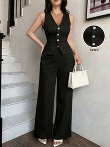 Conjunto elegante de dos piezas para mujer: chaleco sin mangas con cuello en V y botones, y pantalones largos fluidos - Negro - Ver 1
