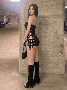 女款俐落黑色無肩帶連身衣，短版貼身連身褲，聚酯纖維材質，無袖設計搭配時尚側邊鏤空，打造前衛造型 - 黑色 - 查看 4