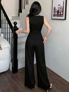 Conjunto elegante de dos piezas para mujer: chaleco sin mangas con cuello en V y botones, y pantalones largos fluidos - Negro - Ver 2