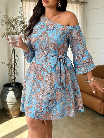 Đầm ngắn dáng chữ A nữ size lớn cho xuân/hè, cổ bất đối xứng, hở vai, phong cách boho, họa tiết hoa, tay bèo, có cúc và dây buộc eo