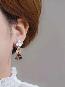 1 Pair Minimalist Gradient Brown Flower Earrings Suitable For Women Autumn/Winter Daily, Vacation, Holiday Wear - Brown - View 3