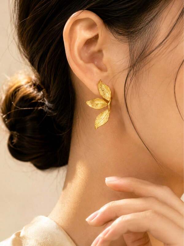A Pair Of Women's 18k Gold Stainless Steel Leaf Earrings, Elegant And Stylish, Perfect For Everyday Wear Or Holiday Parties