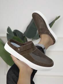 Sandalias de malla de unicolor para hombre con patchwork de microfibra, parte superior hueca y correa trasera ajustable, adecuadas para ir al trabajo, viajar, conducir y uso diario en verano - Marrón - Ver 2