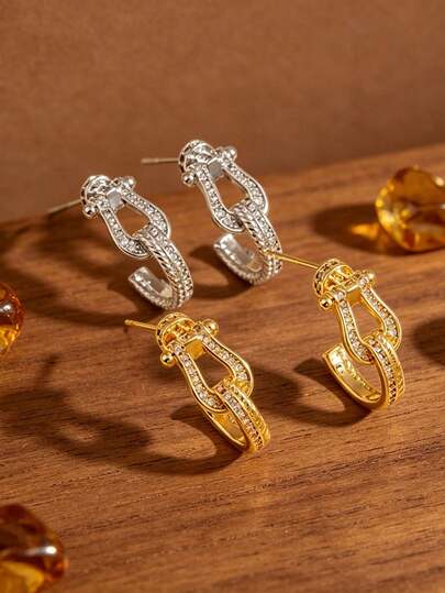 Light Luxury Horseshoe Buckle Twisted Rhinestone C-Shaped Earrings For Women, Gold And Silver Dual-Color Options, Titanium Steel Hollow Full Rhinestone Ear Studs, Vintage Twisted Chain Design, Niche High-End Commuter Versatile Earrings, European And American Style Fashion Jewelry, Suitable For Daily Wear, Party Outfits, Holiday Gifts, Exquisite Accessories