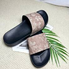 Sandálias Slide Masculinas Vintage com Estampa Floral Escura, Sola Macia Antiderrapante, Chinelos Casuais para Uso Interno e Externo - Caqui - Visão 6