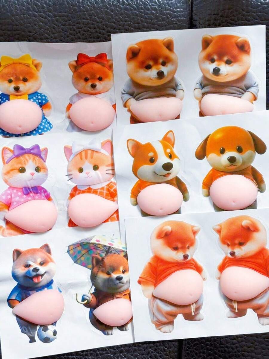 3D柴犬狗狗肚皮貼紙，可愛小狗穿著橘色服裝，柔粉色背景，卡哇伊貓咪肚皮貼紙