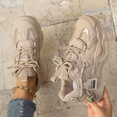 Nuevas zapatillas deportivas para mujer del modelo 2026. Diseño de caña alta y suela gruesa, más cómodas y antideslizantes. Puntera redondeada con cordones.