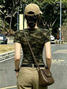 1件女款圓點圓領短袖T恤，修身短版上衣，適合春夏休閒穿著 - 軍綠色 - 查看 5