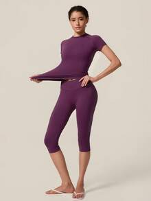 TimeOff Conjunto de mujer de un solo color sin costuras con cuello redondo, manga corta, cintura acanalada y pantalones de largo medio para gimnasio, correr y entrenamiento - Morado - Ver 4