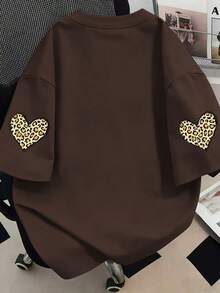 大尺碼棕色針織圓領短袖T恤，豹紋愛心圖案裝飾，中等彈性，標準版型，休閒夏季穿著 - 咖啡棕 - 查看 1