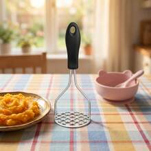 Amassador De Legumes E Batatas Resistente Em Aço Inox Com Cabo Preto Antiderrapante - Preto - Visão 9